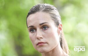 Премьеру Финляндии Марин пришлось объясняться за топлес-снимки гостей, сделанные в ее резиденции в июле