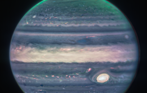 На изображениях можно рассмотреть полярные сияния, которые считаются самыми яркими в Солнечной системе