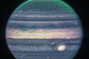 На зображеннях можна розглянути полярні сяйва, які вважають найяскравішими в Сонячній системі