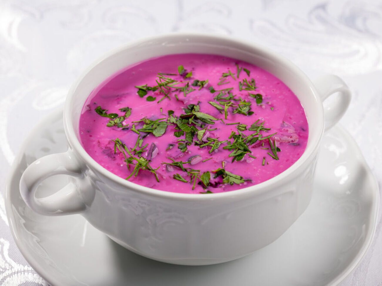 Холодний борщ за рецептом Клопотенка готується на основі йогурту