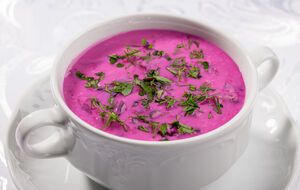 Холодний борщ за рецептом Клопотенка готується на основі йогурту