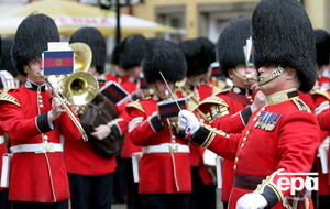 Оркестр шотландской гвардии исполнил песню Stefania на параде конной гвардии