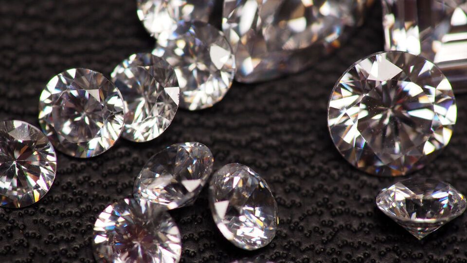 "Алроса" снова продает алмазы на сумму более $250 млн в месяц