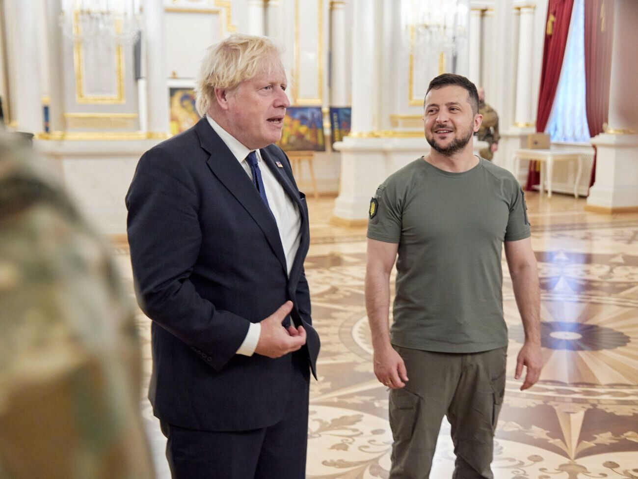 Джонсон учетверте з початку року приїхав до України та отримав від Зеленського Орден Свободи