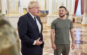 Джонсон учетверте з початку року приїхав до України та отримав від Зеленського Орден Свободи
