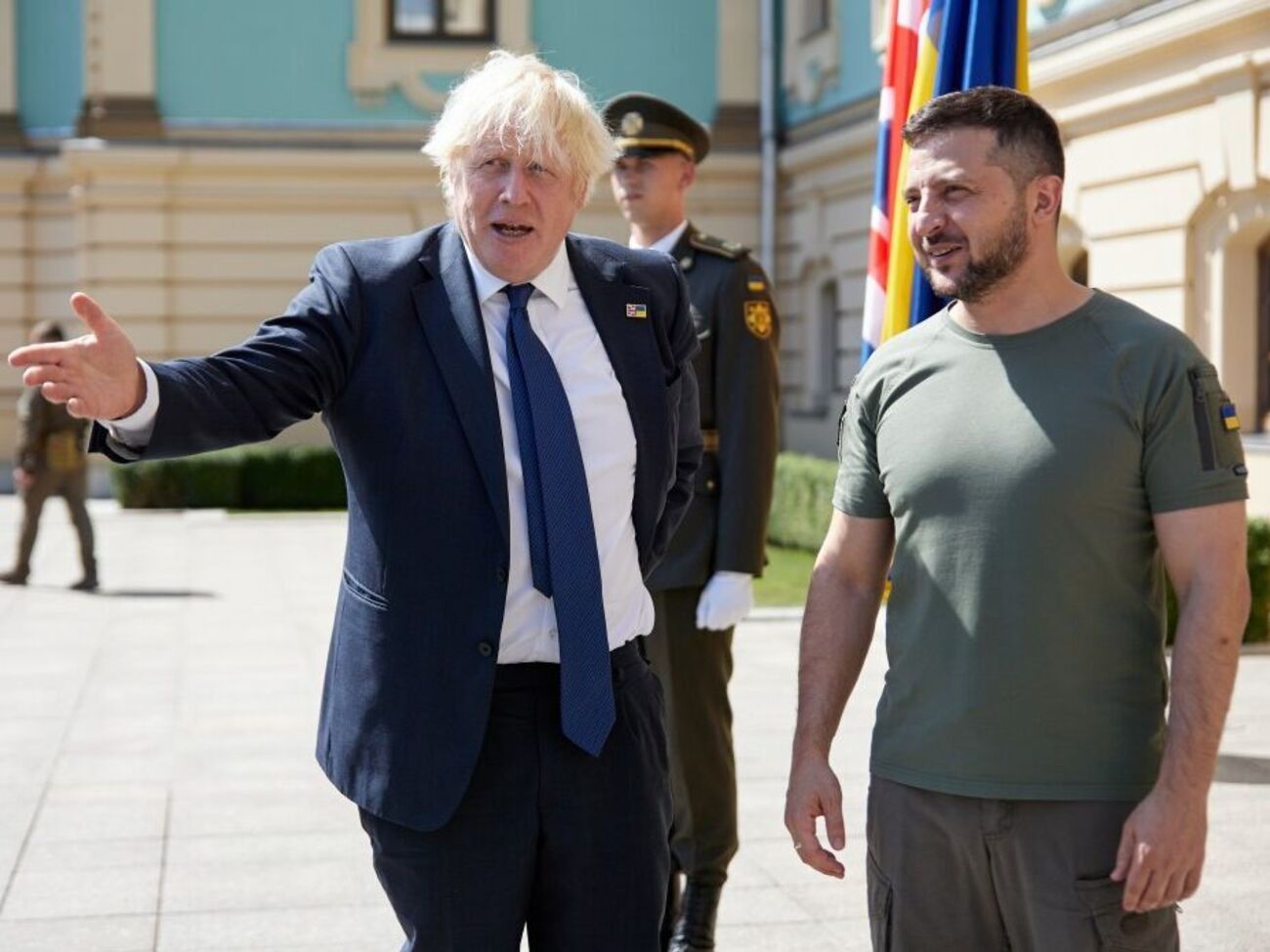 Джонсон став другим іноземним лідером, який отримав іменну табличку на Алеї сміливості у Києві