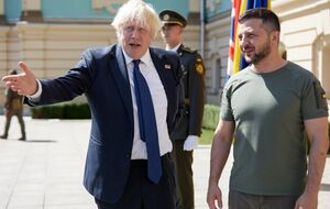 Джонсон став другим іноземним лідером, який отримав іменну табличку на Алеї сміливості у Києві