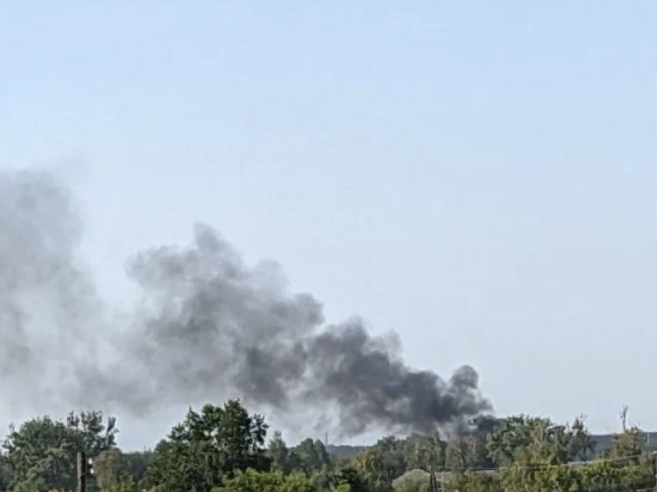 В жилых домах, находящихся рядом с эпицентром удара, выбиты окна, двери, отметил Гамалий