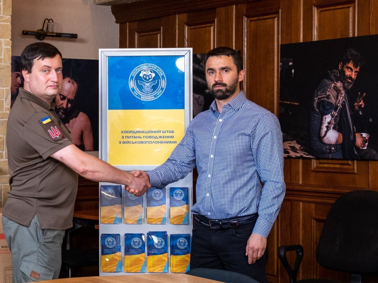 Керівник проєктного офісу "Метінвест" Олександр Водовіз (праворуч):&nbsp;Сьогодні всі ми разом із сім'ями полонених. Разом з усіма, хто допомагає нашій армії
