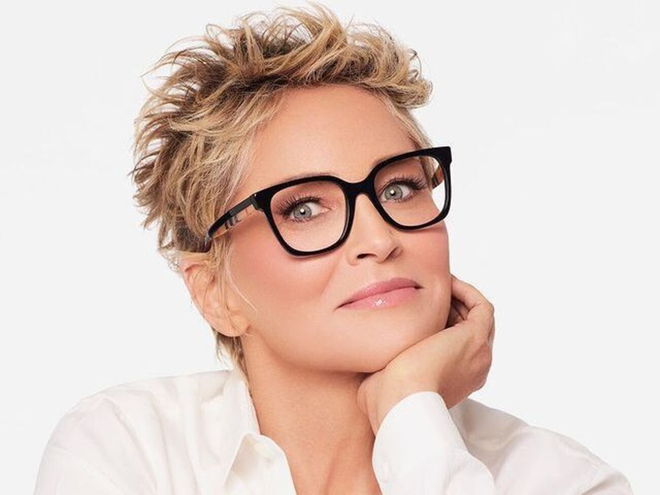 Стоун показала встречу с подругами