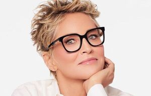 Стоун показала встречу с подругами