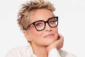 Стоун показала встречу с подругами