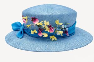 Шляпу для Елизаветы II создал украинский дизайнер Багинский