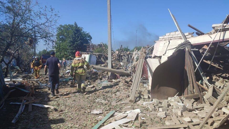 Російські ракети влучили у житлові будинки, пасажирський поїзд і будівлю вокзалу