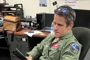 Кінзінгер – член Конгресу і чинний льотчик ВПС