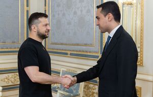Зеленський (на фото ліворуч) подякував Італії за фінансову та оборонну підтримку України