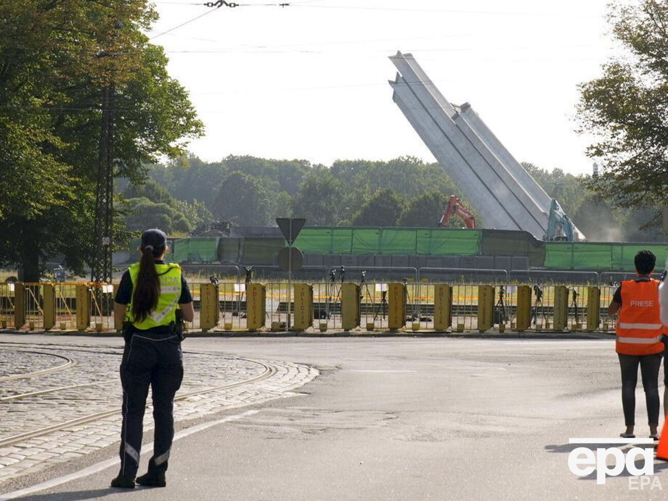 Памятник демонтировали три дня