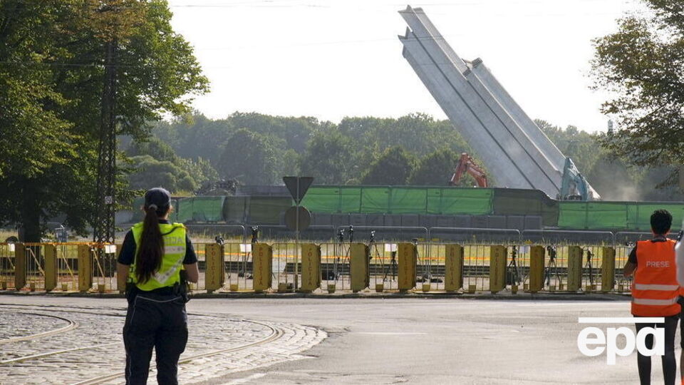 Памятник демонтировали три дня