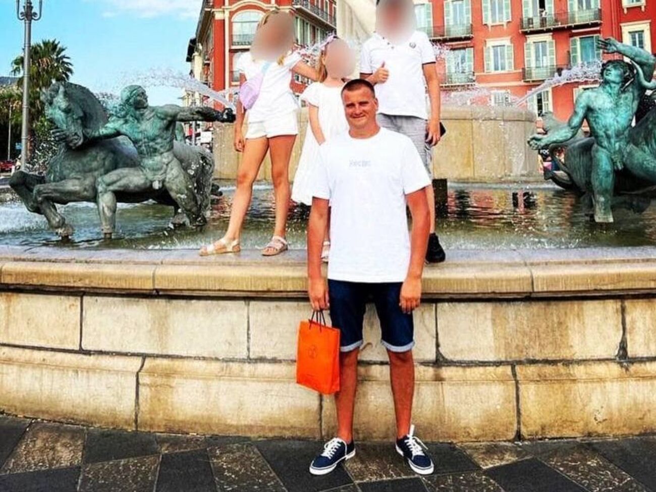 Харківський чиновник опублікував свої фото на Лазурному березі