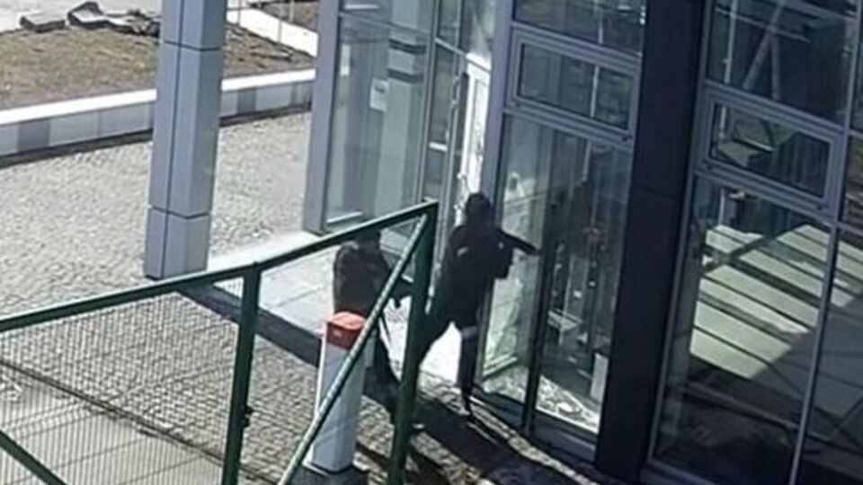 Полиция установила личность одного из российских военных, которые в марте расстреляли двух мирных жителей в Киевской области