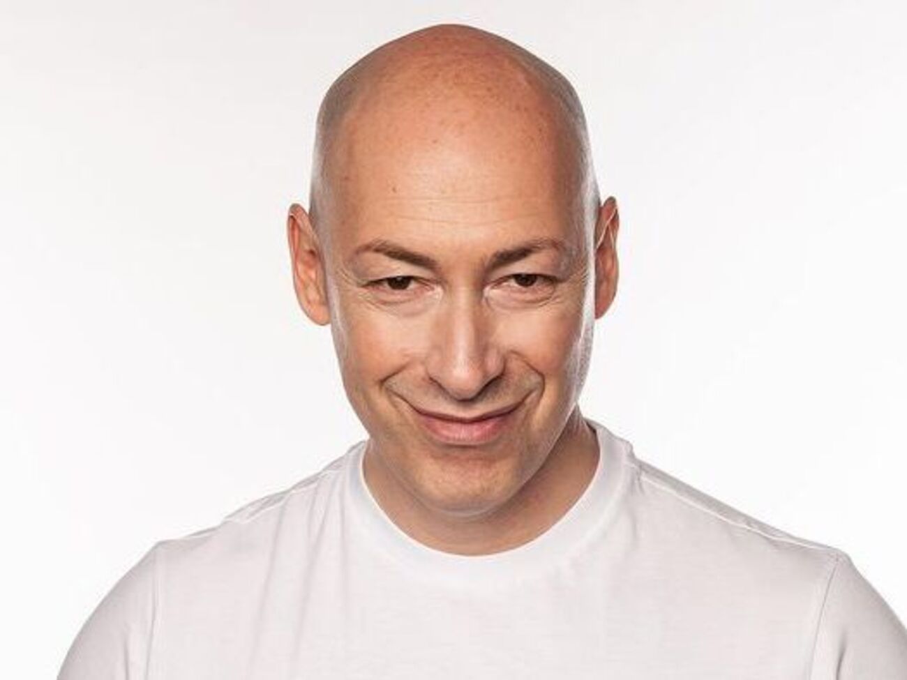 Гордон обнародовал ролик с участием хора поклонниц Путина