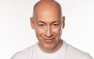 Гордон обнародовал ролик с участием хора поклонниц Путина