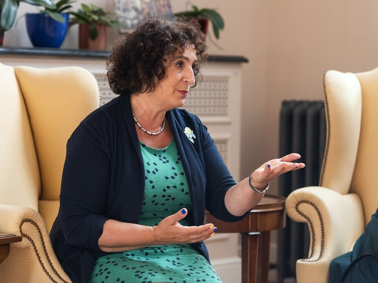 Симмонс в 2019 году была назначена послом Великобритании в Украине