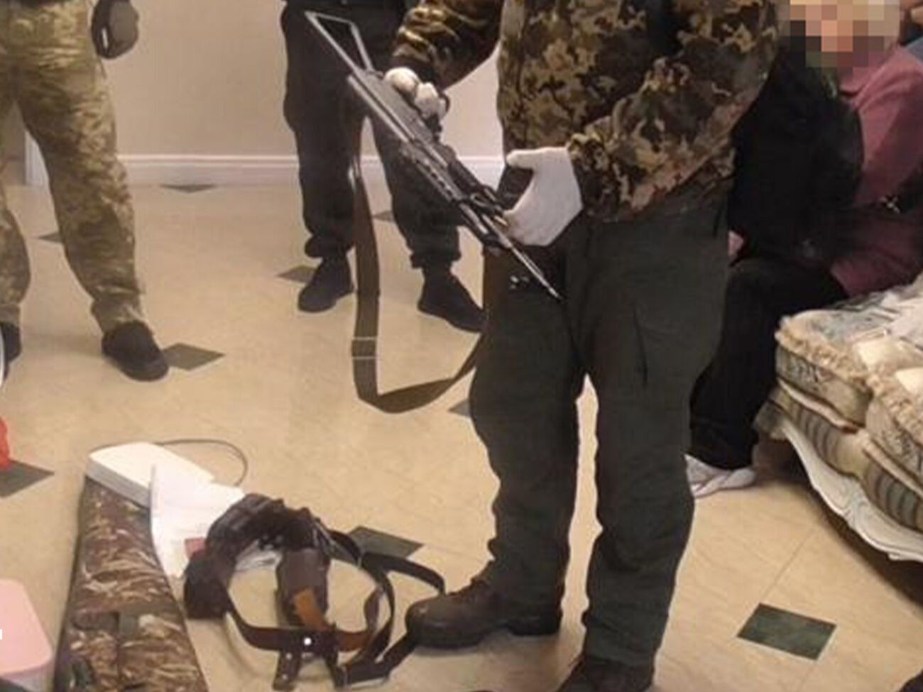 В ходе обысков по адресам проживания участников группировки правоохранители обнаружили оружие, отметили в СБУ