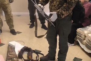 В ходе обысков по адресам проживания участников группировки правоохранители обнаружили оружие, отметили в СБУ