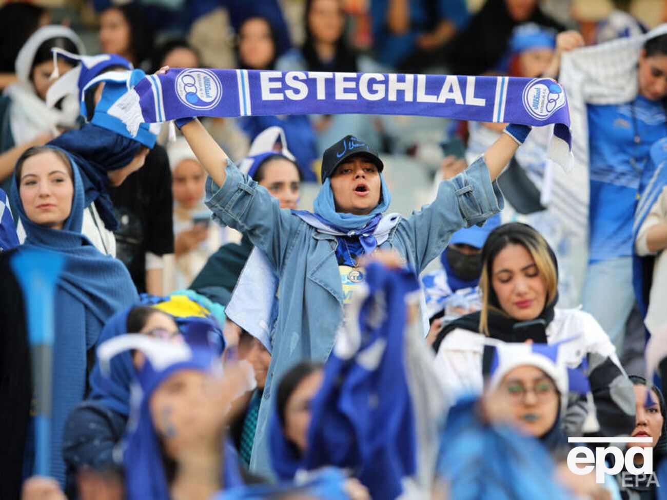 Болельщиц пустили на стадион "Азади" в Тегеране