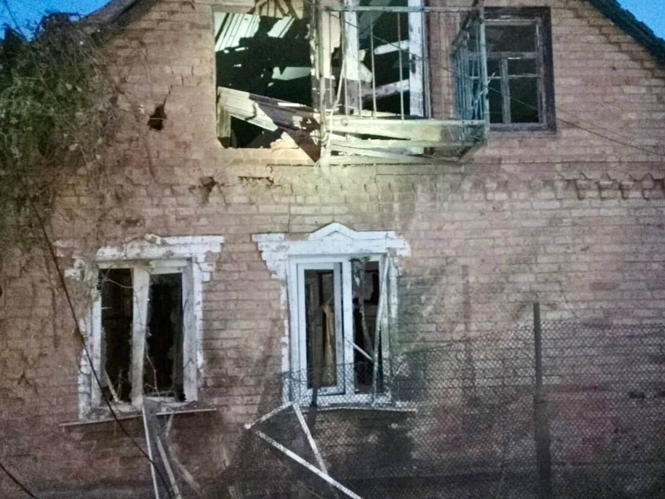 В результате обстрелов есть разрушения домов