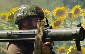 Оператор на видео минобороны РФ снимает стрелка прямо "в бою", стоя рядом с ним и не пытаясь спрятаться от огня "противника"