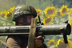 Оператор на видео минобороны РФ снимает стрелка прямо "в бою", стоя рядом с ним и не пытаясь спрятаться от огня "противника"