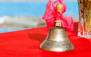 Первый звонок для гражданских украинцев может превратиться в грустный набат, отметил Андрющенко