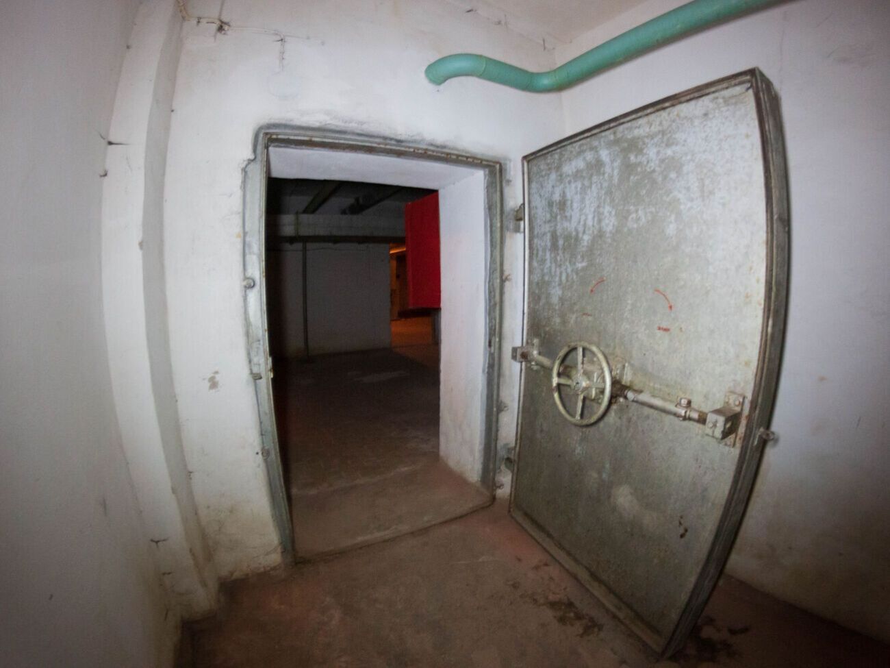 По словам Шкарлета, в случае отсутствия бомбоубежища будут использоваться близлежащие укрытия