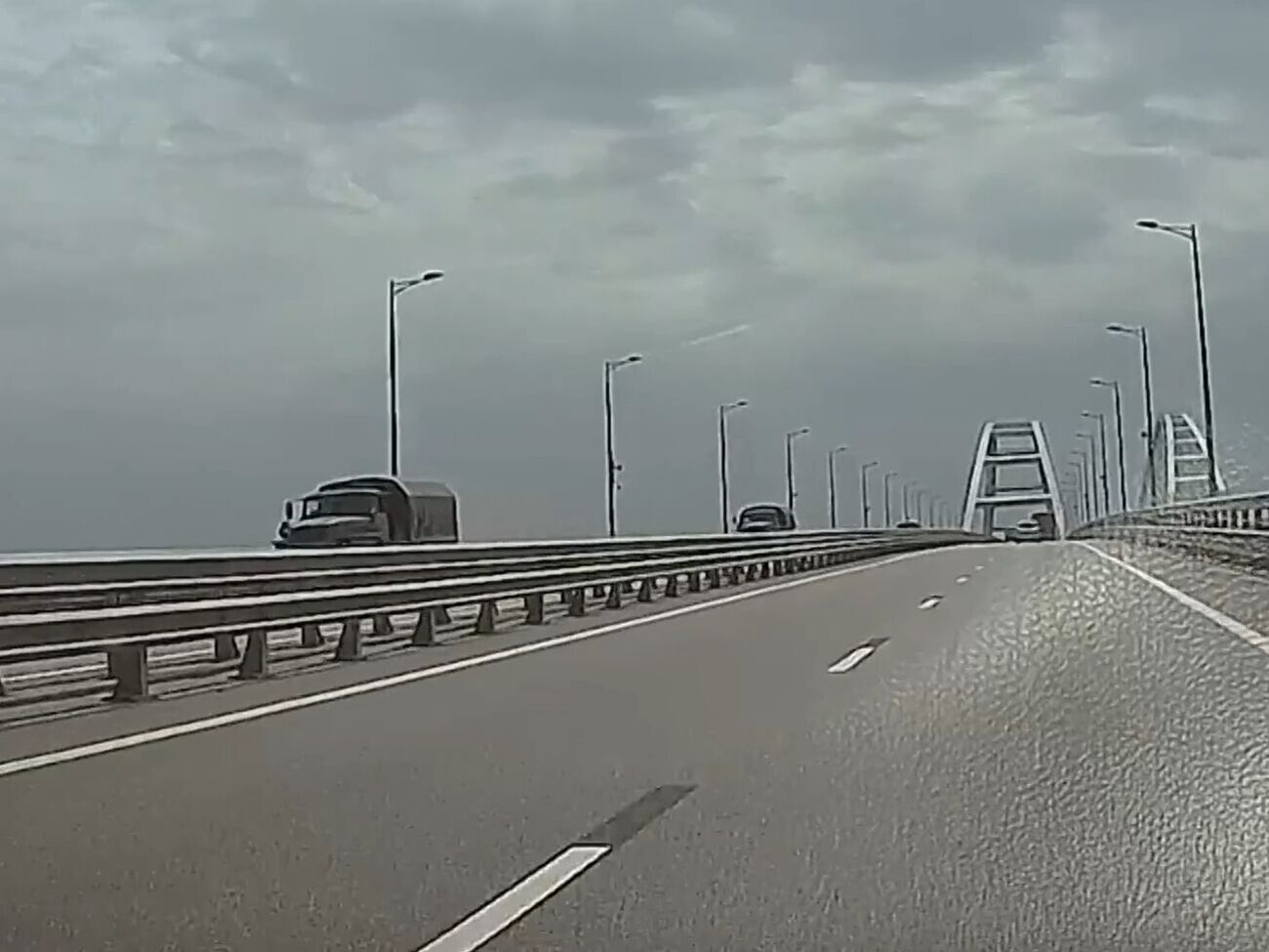 У колоні на Кримському мості було 10 автомобілів: сім перевозили особовий склад, а три &ndash; автомобільне пальне, зазначили ЗМІ