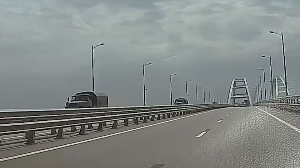 У колоні на Кримському мості було 10 автомобілів: сім перевозили особовий склад, а три – автомобільне пальне, зазначили ЗМІ