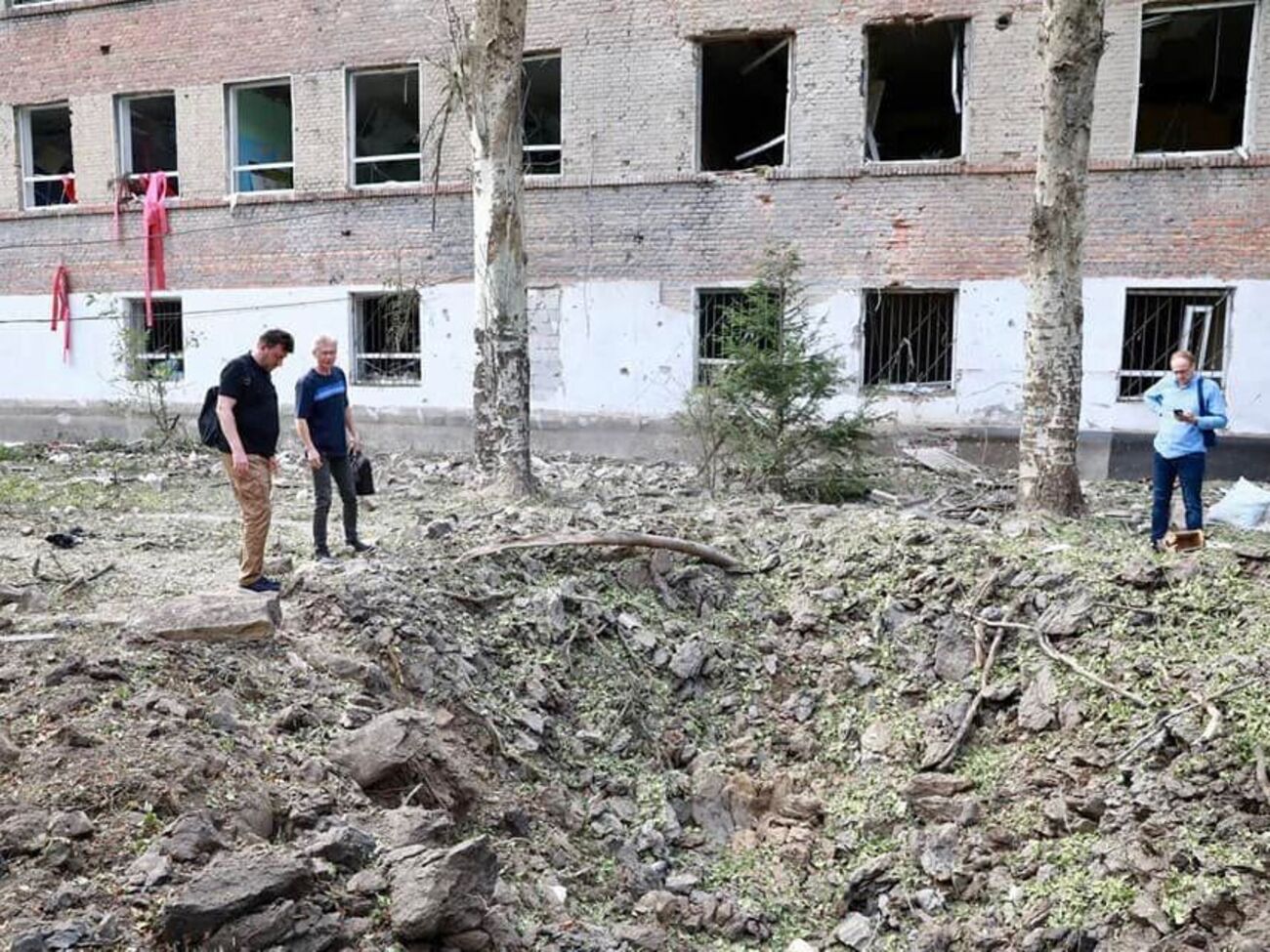 Уночі на територію школи прилетіло п'ять великих ракет, які зруйнували навчальний заклад майже вщент, зазначив Старух (ліворуч)