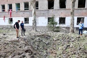 Уночі на територію школи прилетіло п'ять великих ракет, які зруйнували навчальний заклад майже вщент, зазначив Старух (ліворуч)