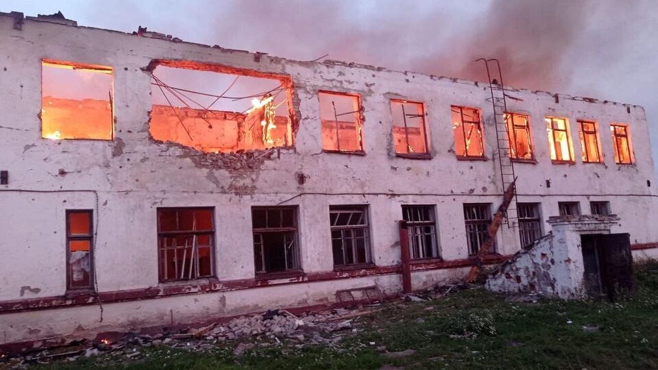 Після обстрілу окупантами одного із сіл Білопільської громади сталися пожежі у будівлях училища, школи, дитячого садка, пошти, зазначив Живицький