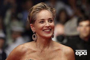 Стоун родилась в 1958 году