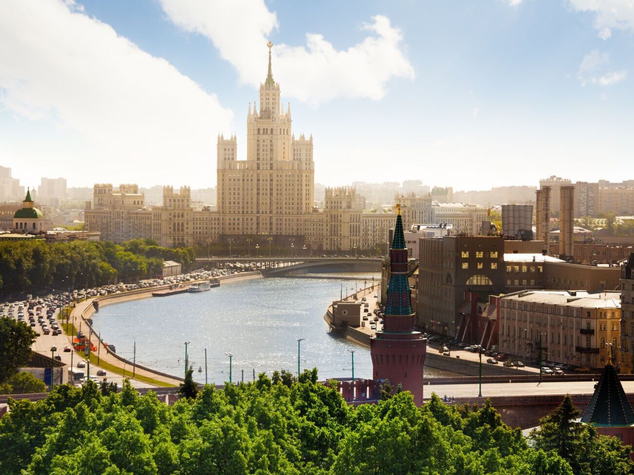 Уровень жизни простых россиян отстал на 10 лет, говорится в материале CNN