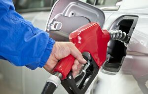 Цены на топливо за время российского вторжения и так выросли почти вдвое, напомнил экономист