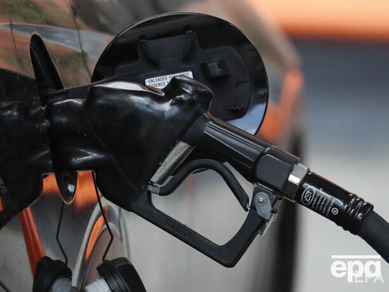 Внесение законопроекта на голосование поддержали 18 членов комитета, трое воздержались, один не голосовал