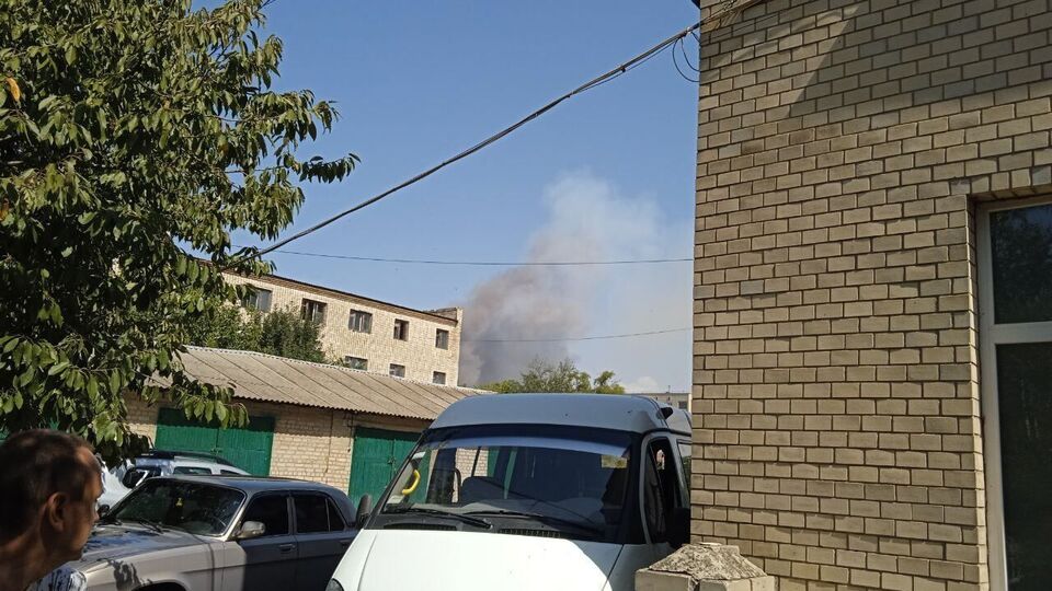 На заводі сталася пожежа після удару, повідомили у районній військовій адміністрації