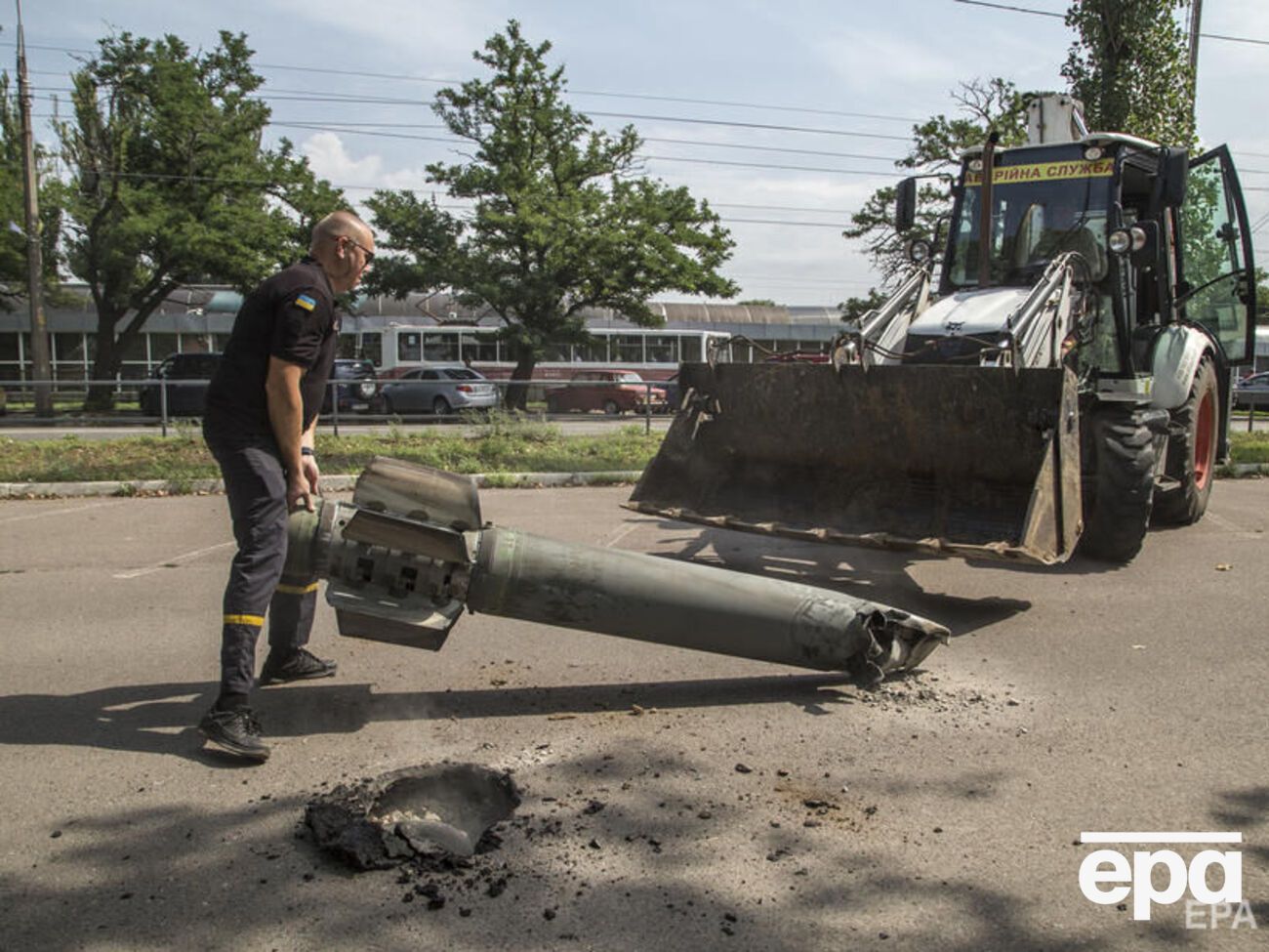 Оккупанты обстреливают Николаев практически ежедневно (на фото спасатели убирают обломки одной из российских ракет)