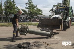 Окупанти обстрілюють Миколаїв практично щодня (на фото рятувальники прибирають уламки однієї з російських ракет)