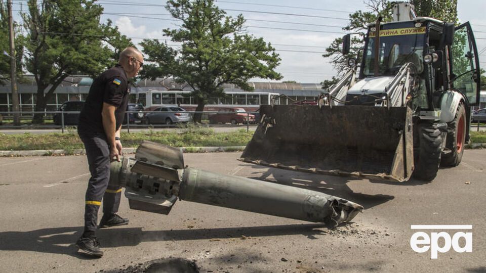 Окупанти обстрілюють Миколаїв практично щодня (на фото рятувальники прибирають уламки однієї з російських ракет)