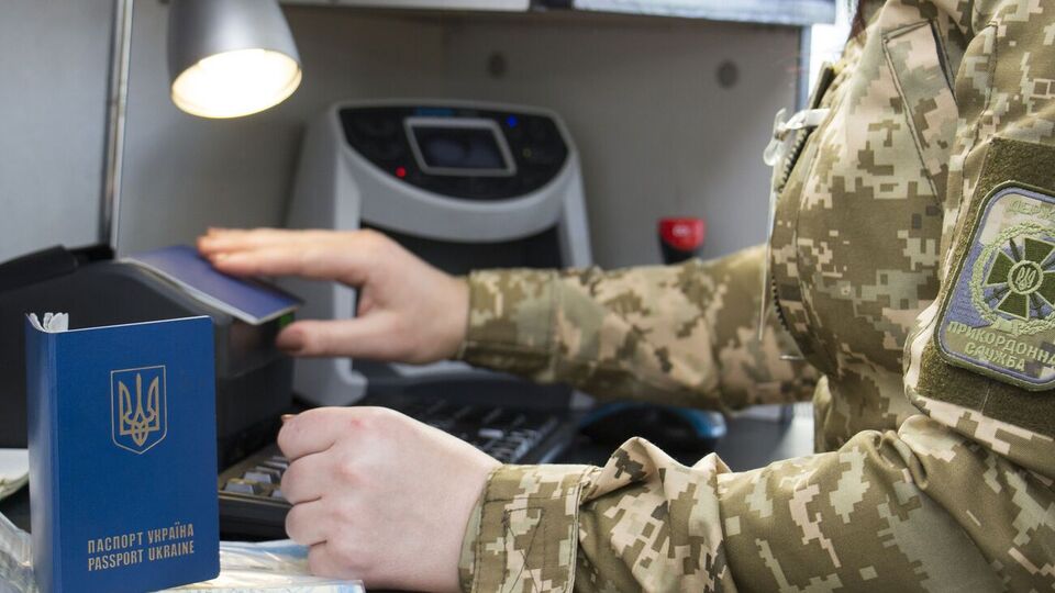 У Держприкордонслужбі пояснили, на підставі яких документів можуть виїхати чоловіки, які живуть за кордоном