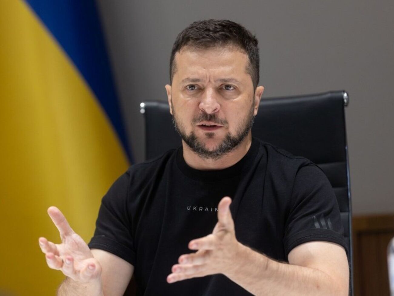 Зеленский:&nbsp;Россия не может остановить его добычу, не хочет отправлять европейцам, потому что заинтересована в кризисе и не имеет других покупателей. Так что просто сжигает этот газ